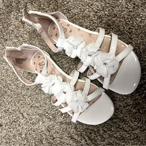 Girl’s white flower sandals